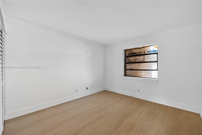 Building Photo - 4198 Lakeside Dr