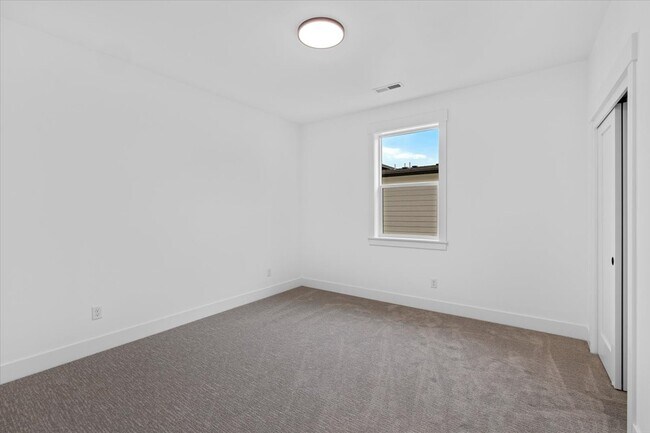 Building Photo - 208 Bogey Ln