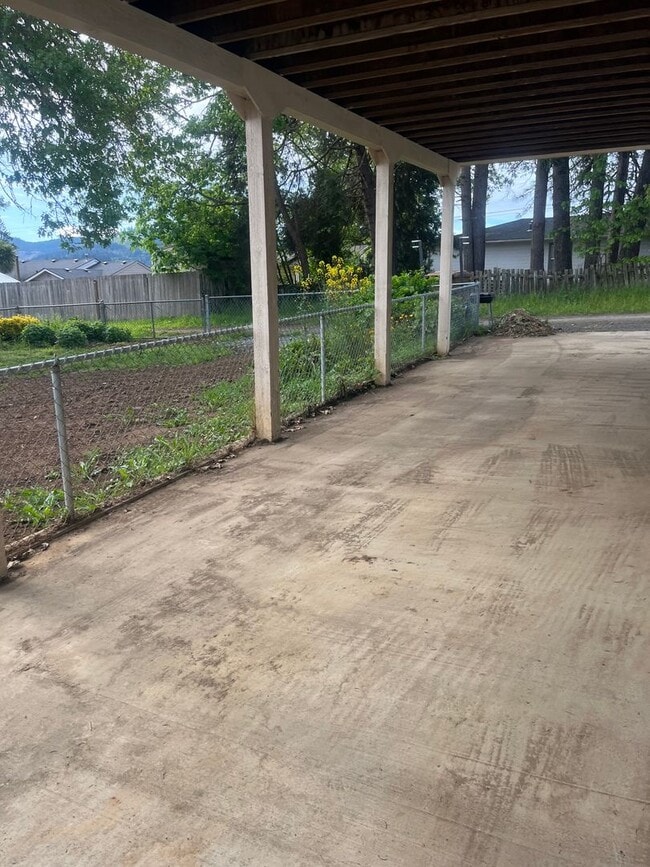 Building Photo - Nice 2 bedroom, 1 bath with yard.