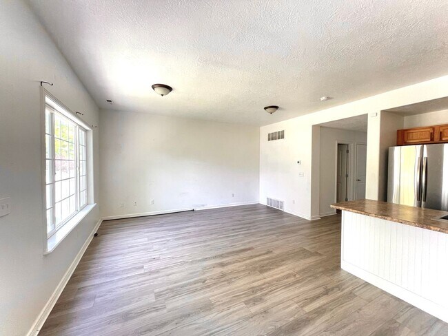 Building Photo - 4 bed 3 bath Townhome