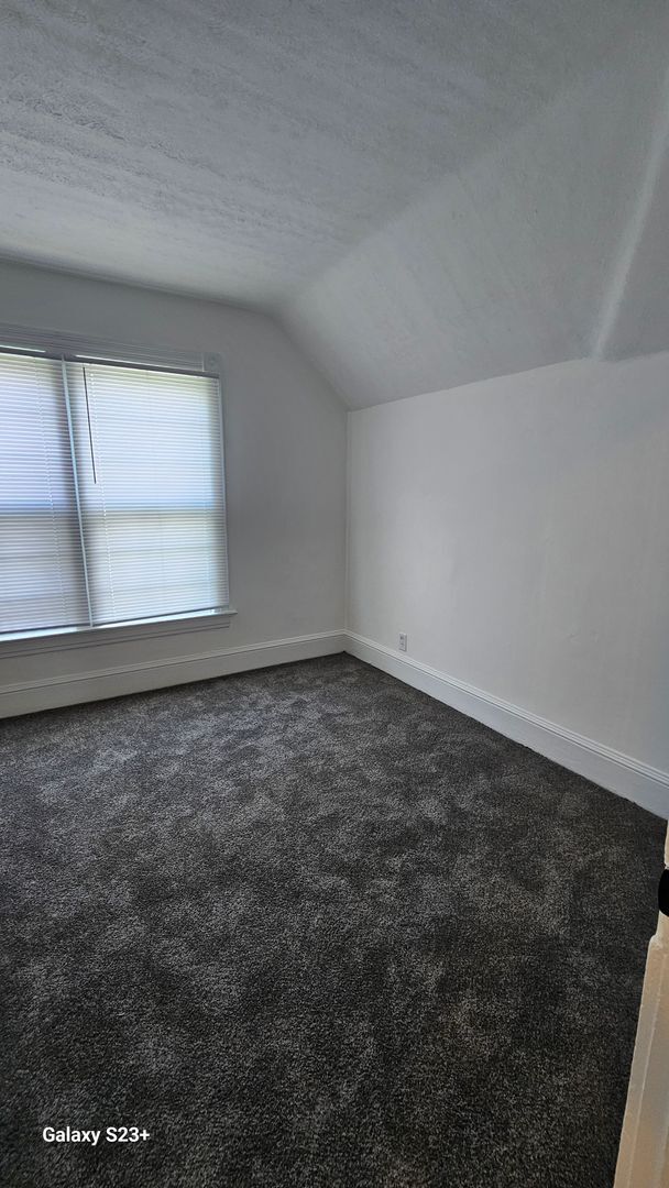 Building Photo - Spacious 4 Bedroom