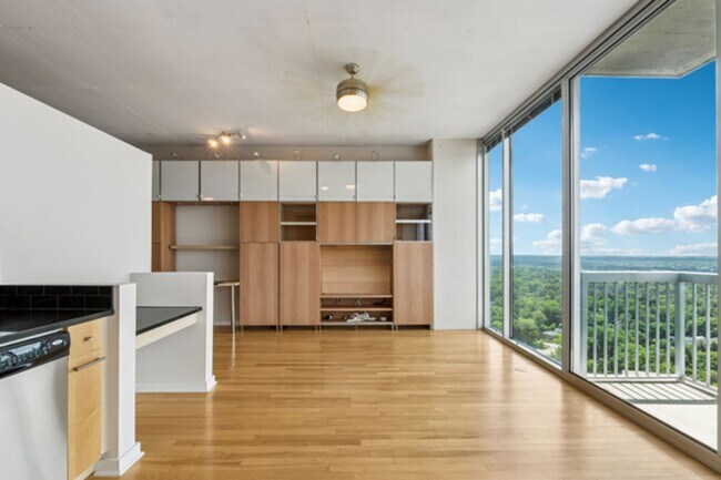 Building Photo - Spacious 1 Bedroom Condo in Heart of Buckh...