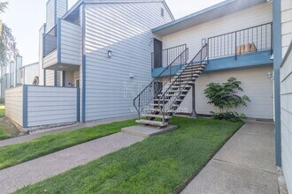 Building Photo - 445 Almond Dr