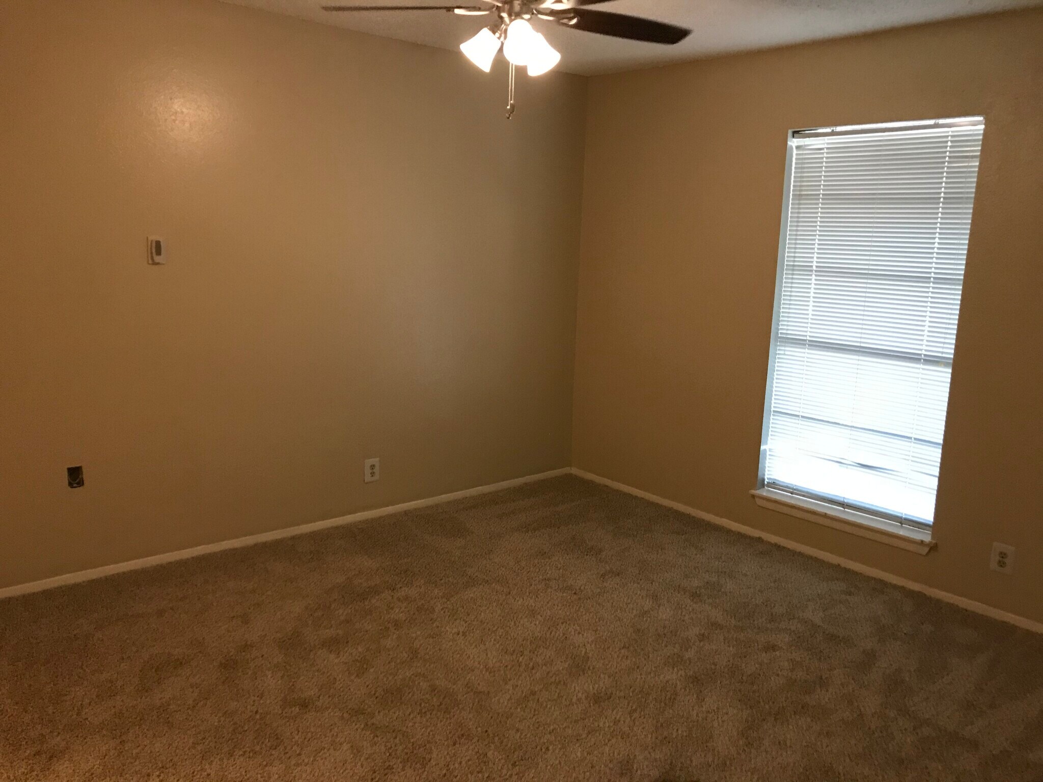 Building Photo - 706 Garden Walk Dr