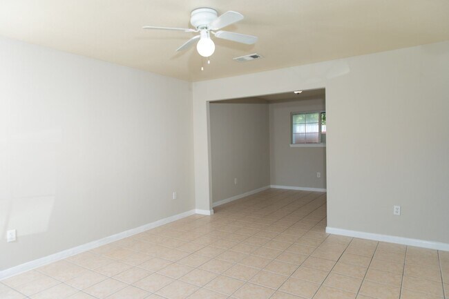 Building Photo - 815 Tidwell Rd
