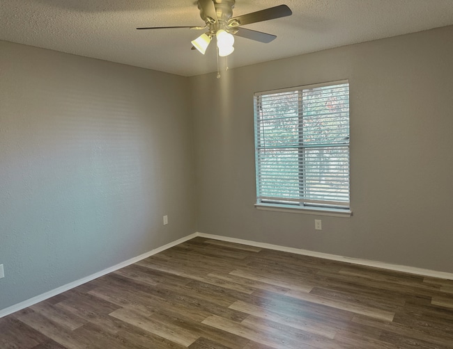 Building Photo - 8302 Woodview Dr E