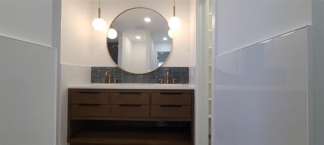 Building Photo - 1723 Lakeway Blvd