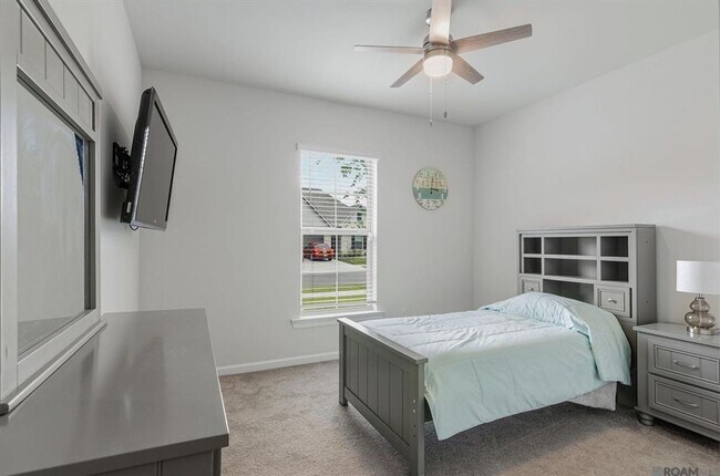 Building Photo - Modern 3 Bedroom Home with Private Backyard Views in Forestwood
