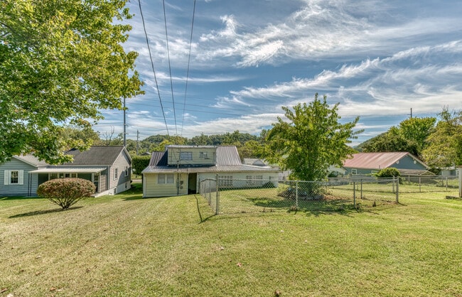 Building Photo - 1609 E Fairview Ave