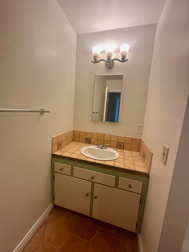 Building Photo - Great home with views of Sweetwater and Spring Valley mountains