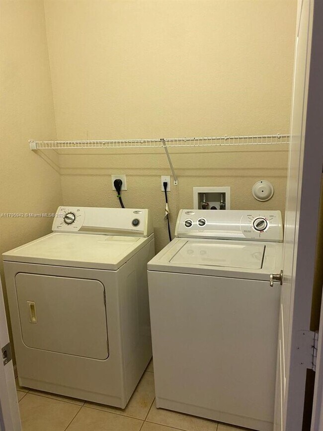 Building Photo - 2832 SW 81st Ave