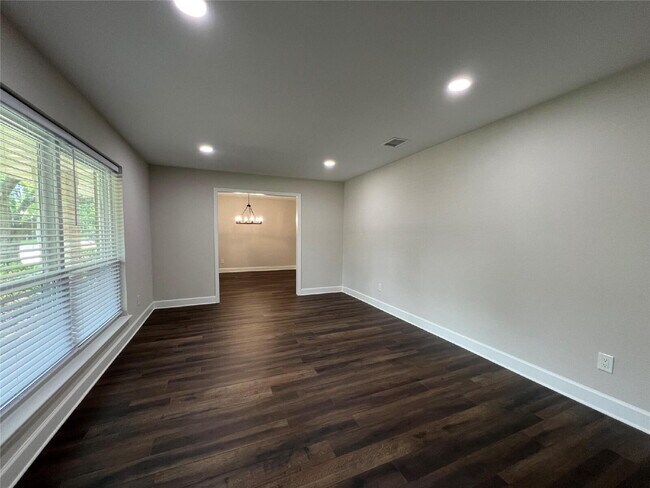 Building Photo - 3 Bedroom Home for Rent in Houston 77096 | Updated Home with Large Backyard