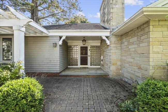 Building Photo - 25 Crescent Bluff Ave