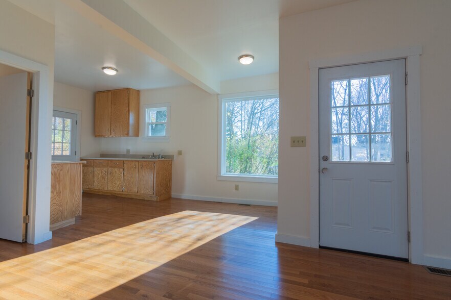 Kitchen and bathroom door - 10 Cottage St