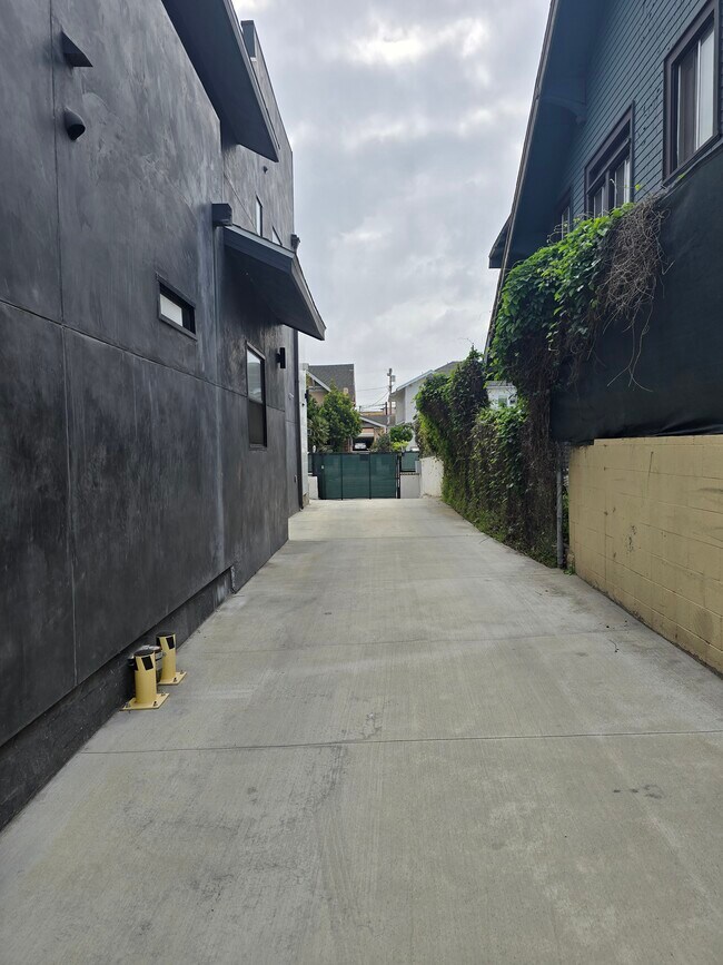 Building Photo - 1245 Crenshaw Blvd