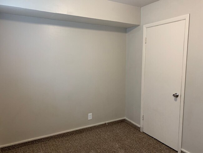 Building Photo - 3 Bed 1.5 Bathroom Townhouse