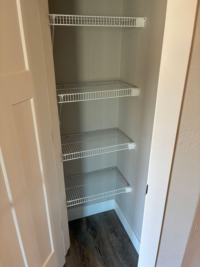 Building Photo - Beautiful 3 bedroom, 2 bath, 2 car garage duplex in Ozark! Spacious, granite with open / split be...