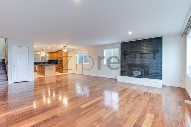 Building Photo - 10123 Cornell Ave S