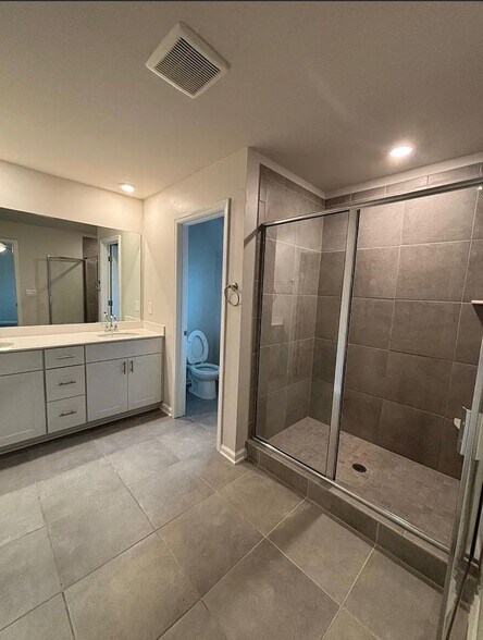 Building Photo - 1247 Sunny Lake Dr