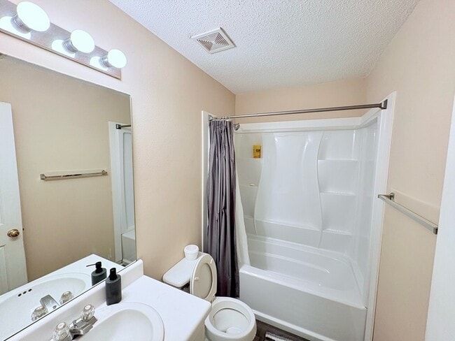 Building Photo - 504 Kingsman Ln