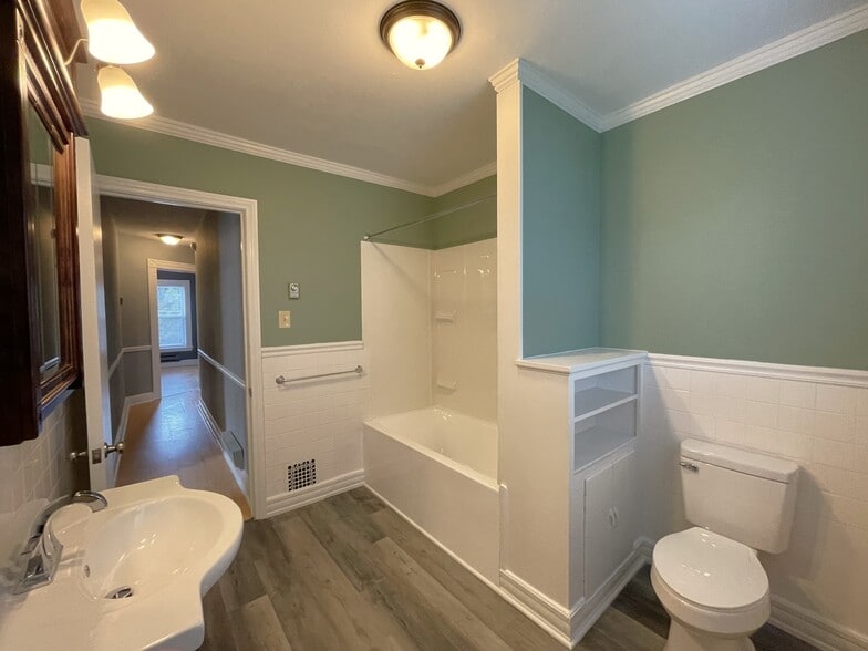 Bathroom - 533 W Water St
