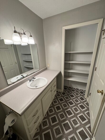 Building Photo - 4123 Regentview St NE