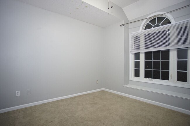 Building Photo - 3 Bed/2 Bath.  Master on Main.  Close to V...
