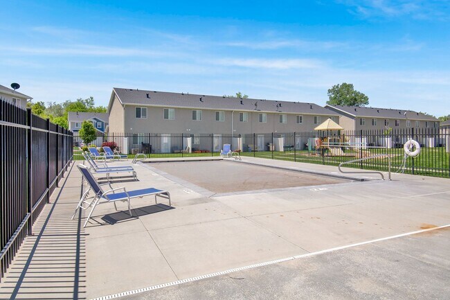 Building Photo - Beautiful 3 Bed, 2.5 Town Home in West Haven, Pet Friendly! Available NOW!