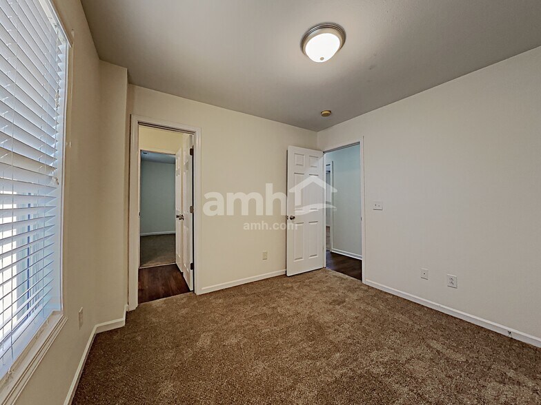 Building Photo - 149 Sawhorse Dr