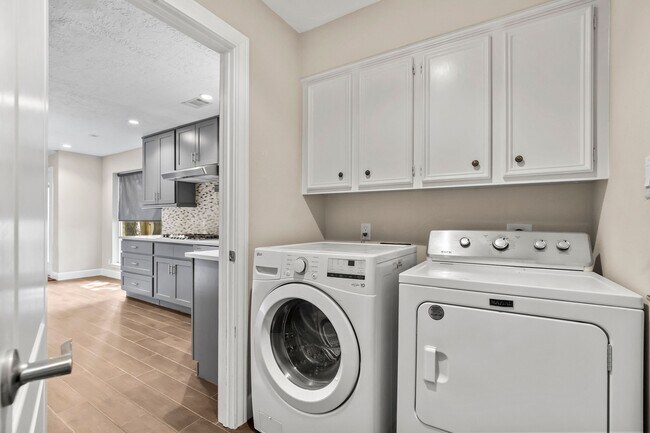 Building Photo - 11715 Park Creek Dr