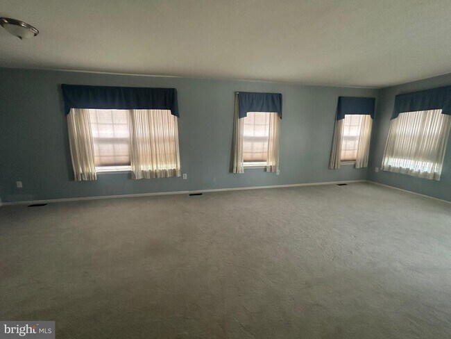 Building Photo - 21 Fieldcrest Dr