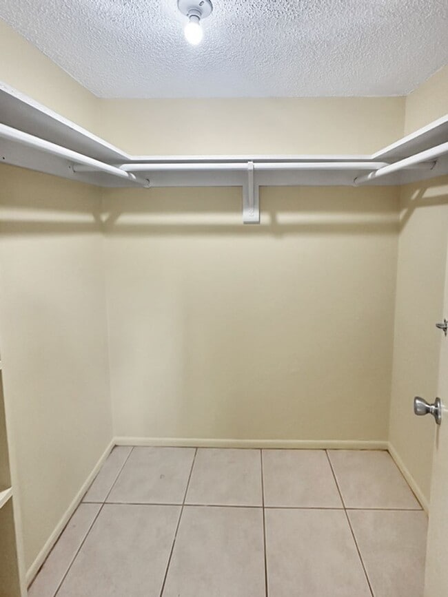Building Photo - 1-Bedroom Condo Near Downtown Sarasota
