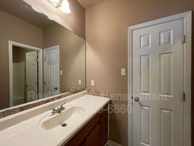 Building Photo - 30092 Irene Kennard Ave
