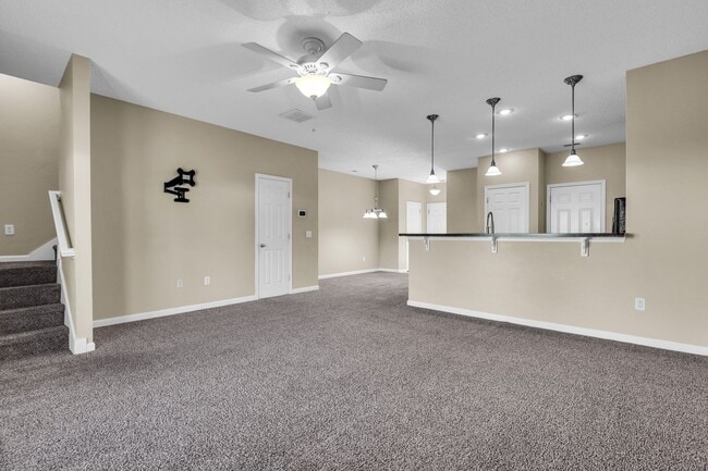 Building Photo - Charming 3-Bed Townhome in Prime Richmond Hill Location!