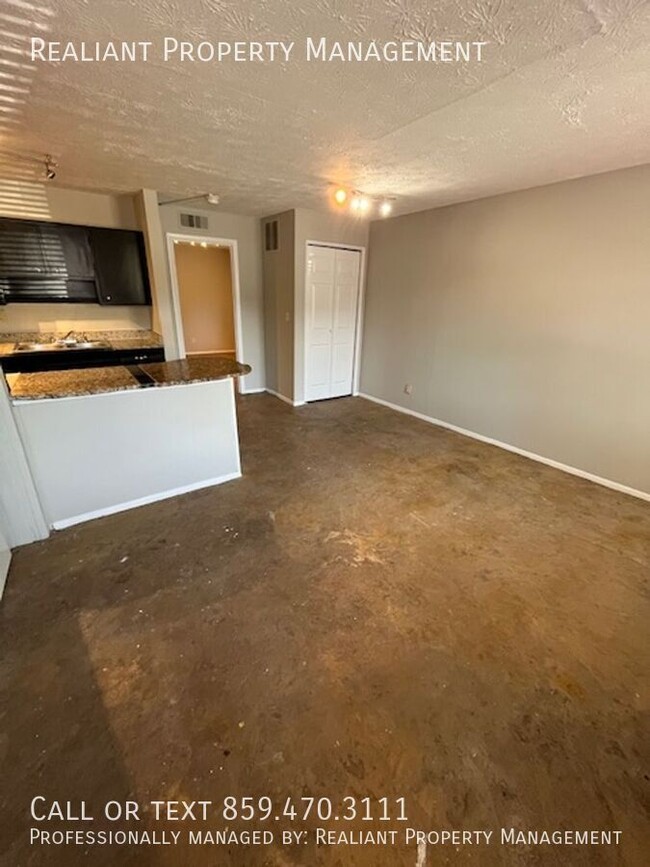 Building Photo - 468 N. Limestone-9