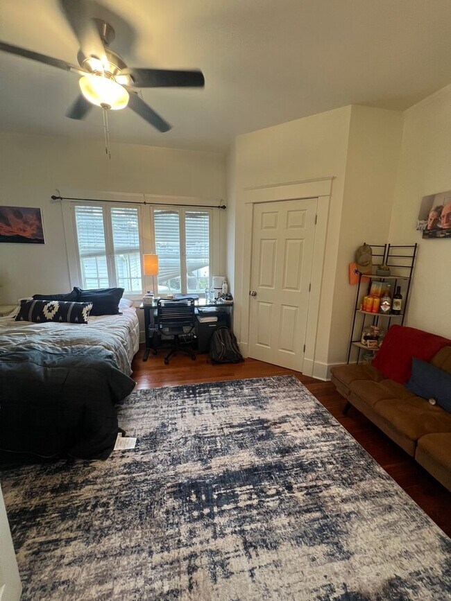 Building Photo - 5 BR- Available now or January lease - Renovated House steps from Campus!