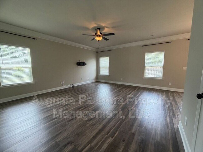 Building Photo - 1008 Swan Ct