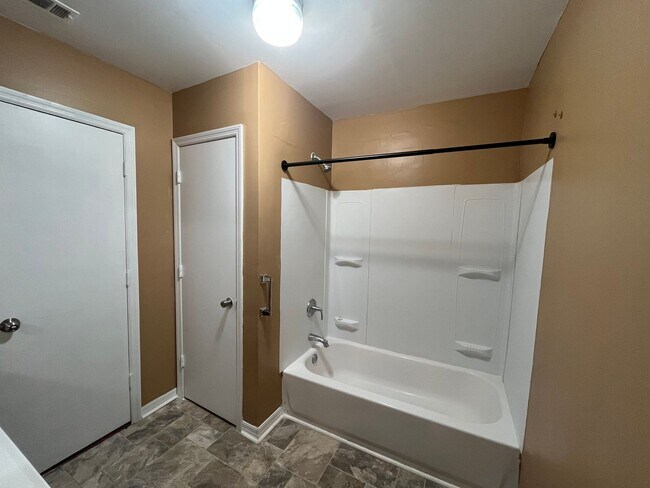 Building Photo - 3 Bedroom + Bonus Room Home in Sunset Park!