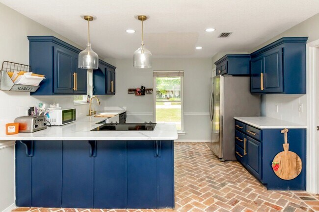 Building Photo - Great house with a pool in Satsuma!