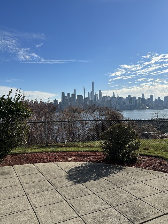 Courtyard w/ NYC views - 7420 Boulevard East