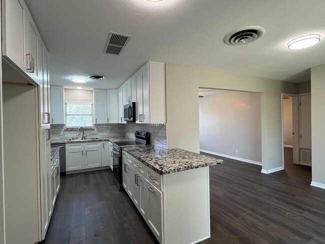 Building Photo - Remodeled 3 Bedroom 2 Bath Home