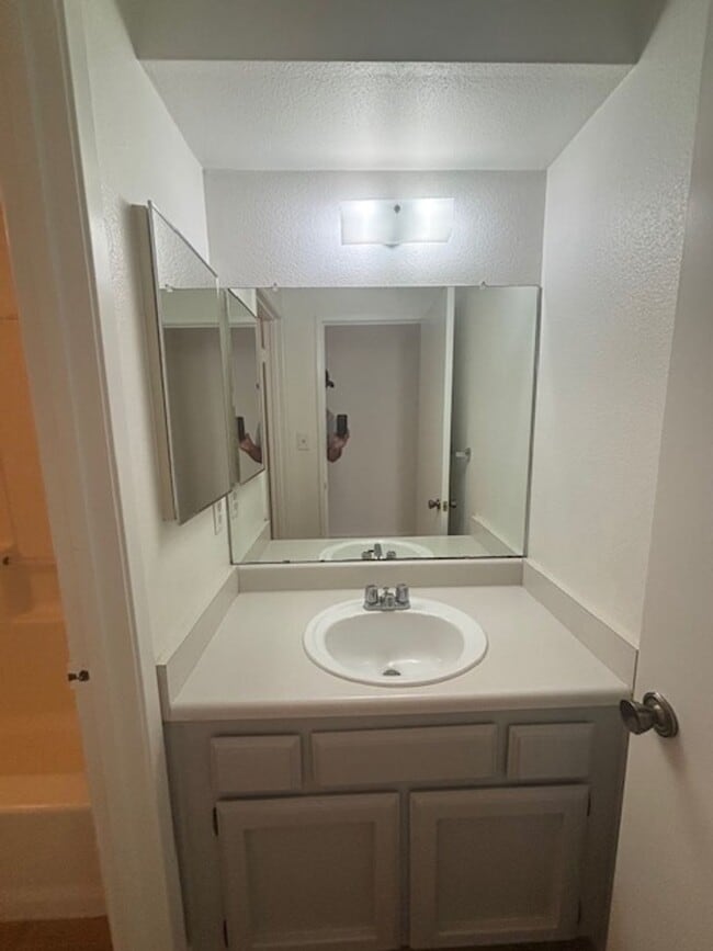Building Photo - Newly Renovated 2 Bedroom / 1.5 Bathroom T...