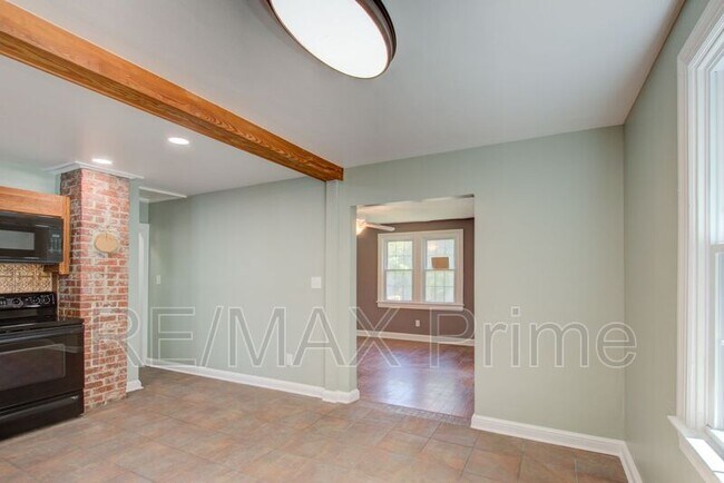 Building Photo - 27 Ansell Ave