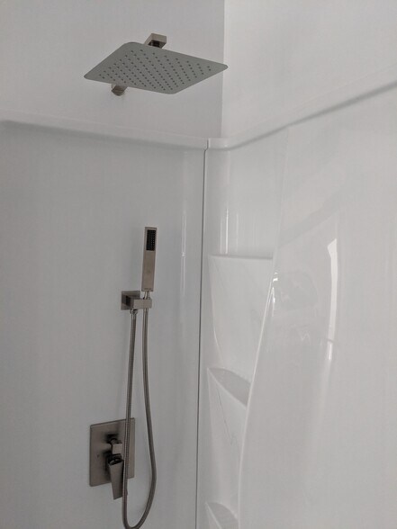 Shower and tub - 9234 -9236 Winter Gardens Blvd