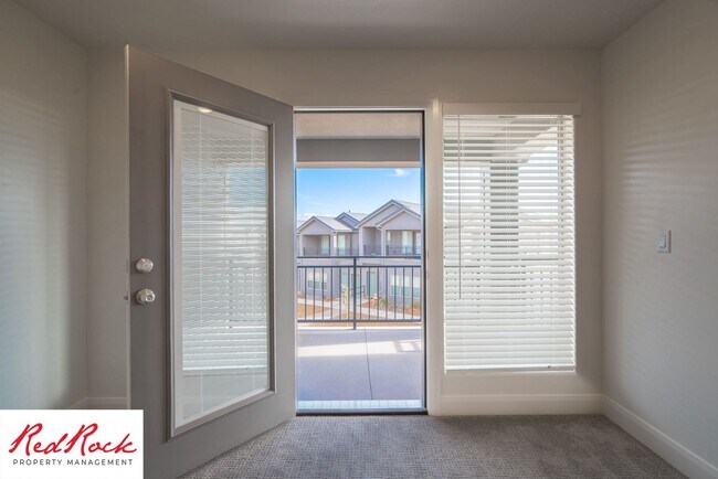 Building Photo - Stunning Spacious 3 Bedroom Unit