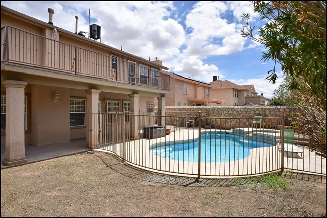 Building Photo - 2041 Shadow Ridge Dr