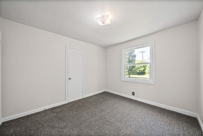 Building Photo - 3 Bedroom Home For Rent Near Lowes On Madison Street!