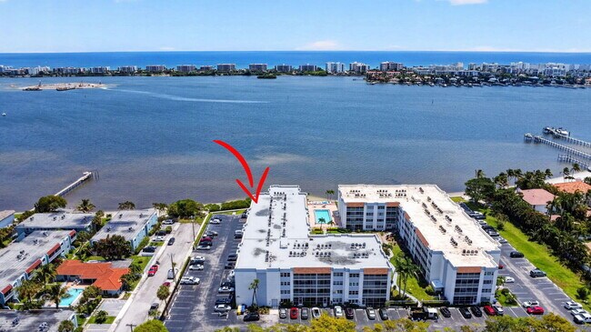 Building Photo - 1502 S Lakeside Dr