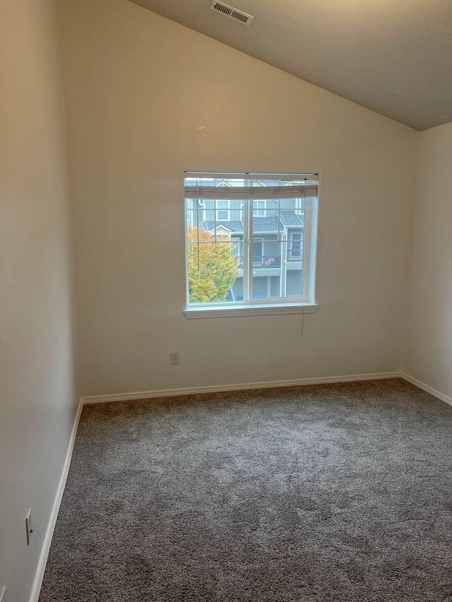 Building Photo - Beautiful West Linn Home in a Quiet, Desirable Neighborhood