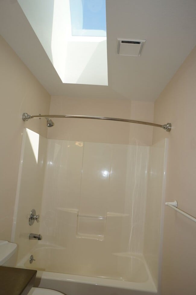 Building Photo - Stunning SW Portland (Arranmore) 4-bedroom...